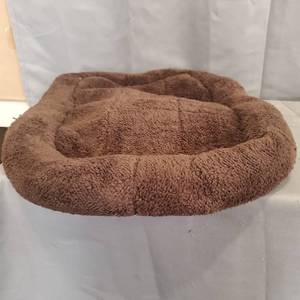 lot 3448 image: SMALL PET BED BROWN