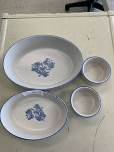 lot 17 image: Pfaltzgraff Dish Set