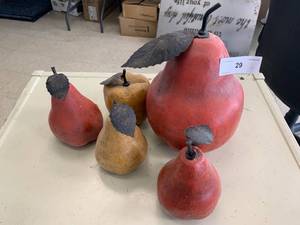 lot 29 image: Fruit Centerpiece