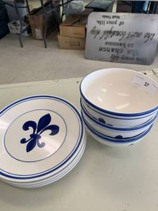 lot 37 image: Williams Sonoma Dish Set