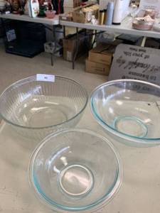 lot 40 image: Pyrex Mixing Bowls