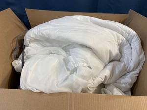 lot 276 image: Sunbeam 76x80 Heated Bed Topper