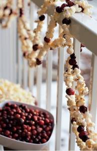 lot 1675 image: PopcornBerries Garland