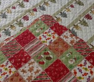 lot 1715 image: Holiday Quilt Set