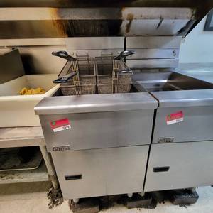 lot 976 image: Commercial Pitco Deep Fryer W (2) Baskets (#SG18-S)