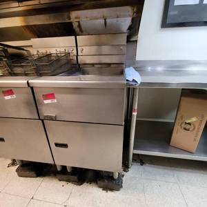 lot 977 image: Commercial Pitco Deep Fryer W (2) Drying Baskets (#SG18-S)