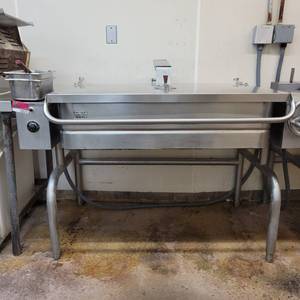 lot 33579 image: Groen 40 QT Tilt Skillet - Manual Tilt