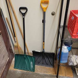 lot 33605 image: (2) Snow Shovels