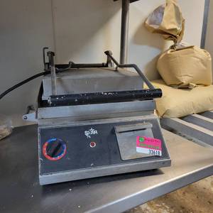 lot 33618 image: Star Commercial Panini Press