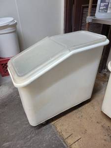 lot 35416 image: Rubbermaid Ingredient Container