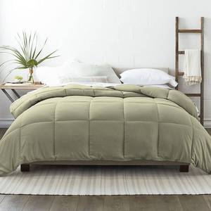 lot 9801 image: Home Collection All Season Premium Down-Alternative Comforter, Green, FullQueen