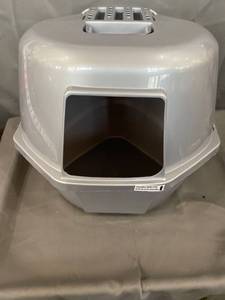 lot 1633 image: Corner Cat Litter Box