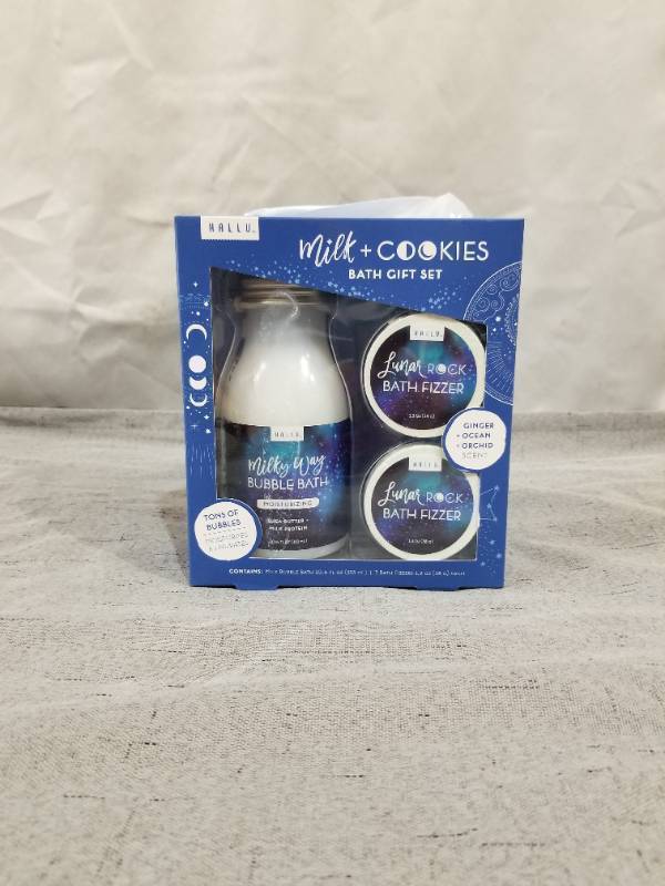 lot 50783 image: HALLU MILK & COOKIES BATH GIFT SET
