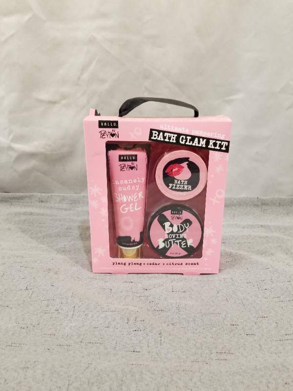 lot 50789 image: HALLU BY PEYTON ULTIMATE PAMPERING BATH GLAM KIT
