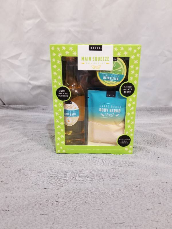 lot 50962 image: HALLU MAIN SQUEEZE BATH GIFT SET