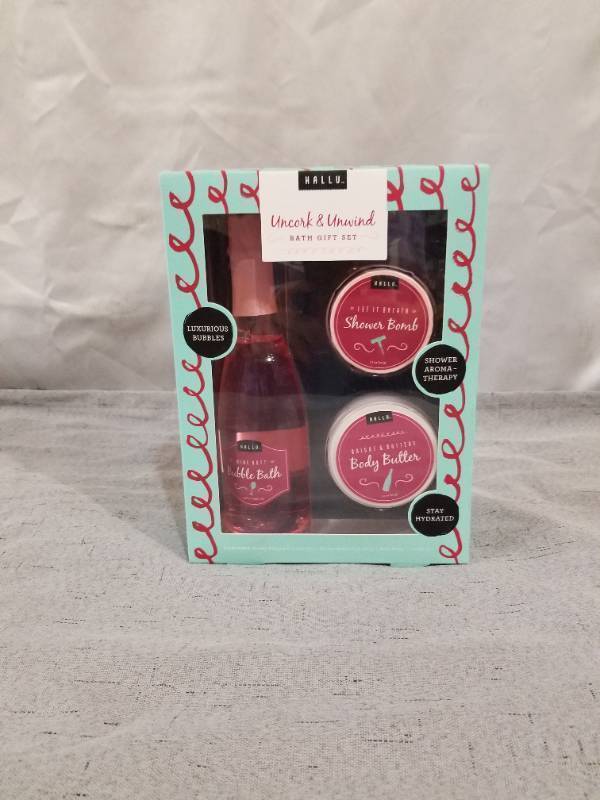 lot 50965 image: HALLU UNCORK & UNWIND BATH GIFT SET