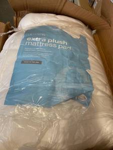 lot 1860 image: e LUXURY extra plush mattress pad