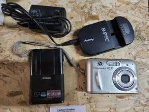 lot 211 image: 2) DIGITAL CAMERAS WITH UNIVERSAL LITHIUM ION BATTERY CHARGER