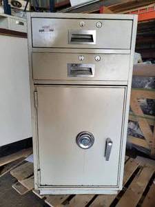 lot 242 image: DIEBOLD BANK TELLER CABINETDRAWER STACK WITH SAFE (39T x 22W x 22D) COMBINATION INCLUDED