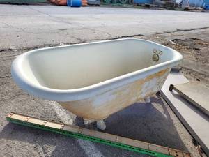 lot 274 image: ANTIQUE FREE STANDING BATH TUB