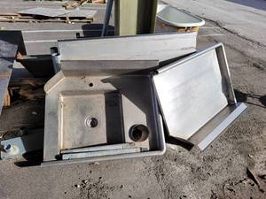 lot 275 image: ASSORTED COMMERCIAL KITCHEN STAINLESS STEEL COUNTER PIECES