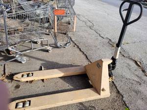 lot 284 image: USED PALLET JACK