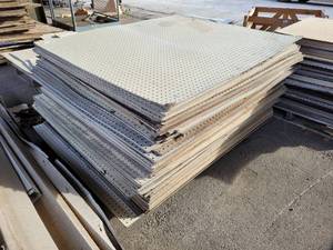 lot 290 image: 4x4 USED PEGBOARD (50-)