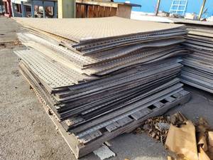 lot 291 image: 3x4 USED PEGBOARD (50-)