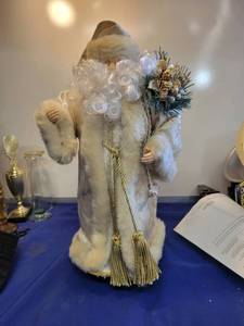 lot 4964 image: 19 gold and white Santa Claus