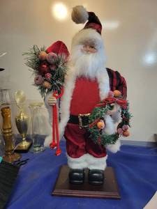 lot 4965 image: 21 Santa Claus holding bag and wreath