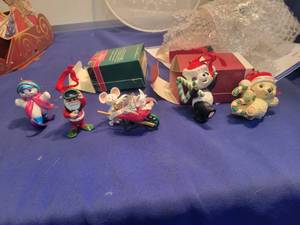 lot 4977 image: 5 Hallmark keepsake ornaments