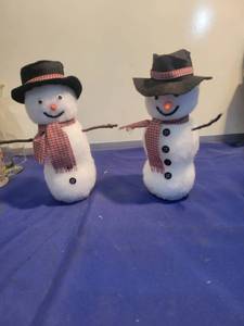 lot 4986 image: 2 Snowman one arm missing