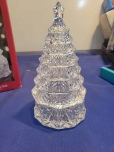 lot 4988 image: Holiday candy dish 24% lead crystal