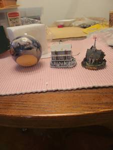 lot 4994 image: 3 Thomas kinkade ornaments Needs batteries