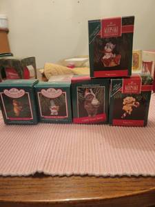lot 4998 image: 5 Hallmark Keep sake ornaments