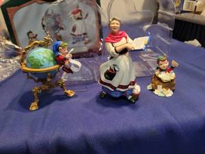 lot 5010 image: Hallmark keepsake ornament collector club lettera globus and Mrs. Claus