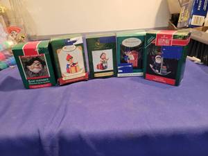 lot 5013 image: 5 Hallmark keepsake ornaments