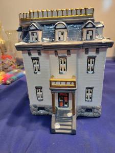 lot 5042 image: Yuletide 1987 house