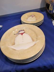 lot 5047 image: 4 dinner plates and 4 dessert snowman dishes
