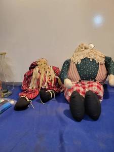 lot 5048 image: 2 stuff Santa Claus