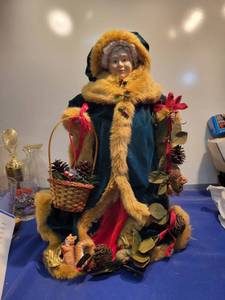 lot 5052 image: Mrs. Claus 20 tall