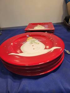 lot 5057 image: 4 Christmas dinner plates and 4 Christmas dessert plates