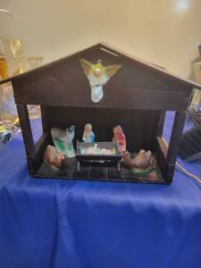 lot 5060 image: 7 piece Nativity set Did not come on