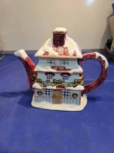 lot 5066 image: Christmas teapot