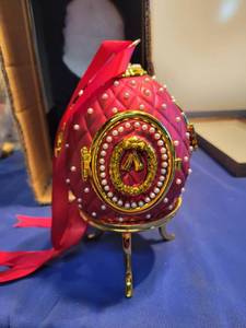 lot 5090 image: Christmas egg With Christmas tree inside