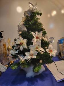 lot 5102 image: 2 ft Christmas tree with White pointsetters and Clare lights works