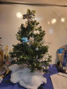lot 5103 image: 27 Christmas tree with Claer lights and Christmas balls