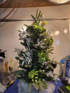 lot 5104 image: 32 and Christmas tree Light needs to be replaced