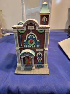 lot 5118 image: Heritage Village collection Christmas in the city series art academy No light