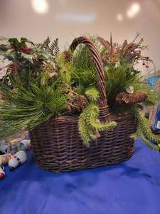 lot 5135 image: Holiday basket 16 by 16